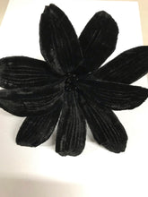 Load image into Gallery viewer, Vintage 3 Leaf Velvet Black